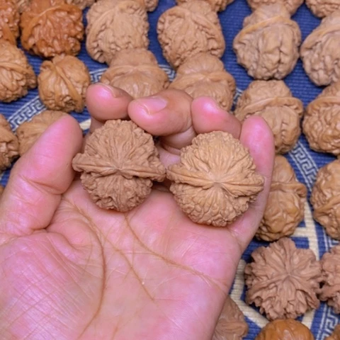 【闪购商品】吊坠文玩核桃色差狮子38