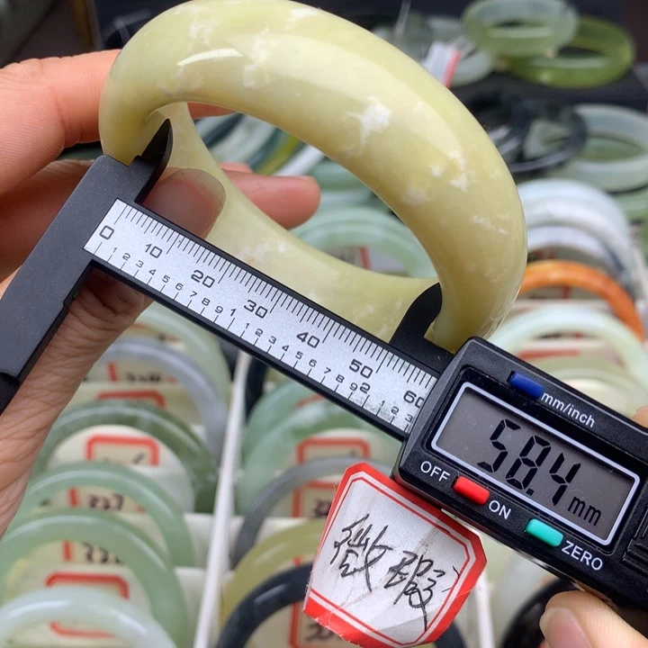 蛇纹石玉未镶嵌手镯331