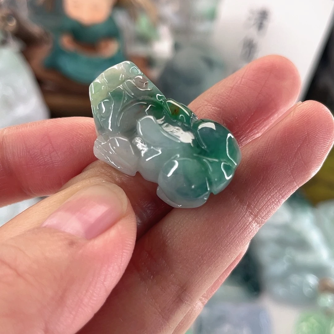 翡翠未镶嵌颈饰貔貅