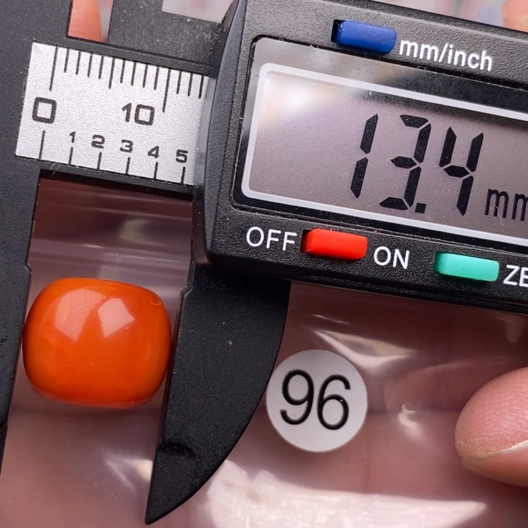 南红玛瑙未镶嵌配饰有瑕疵