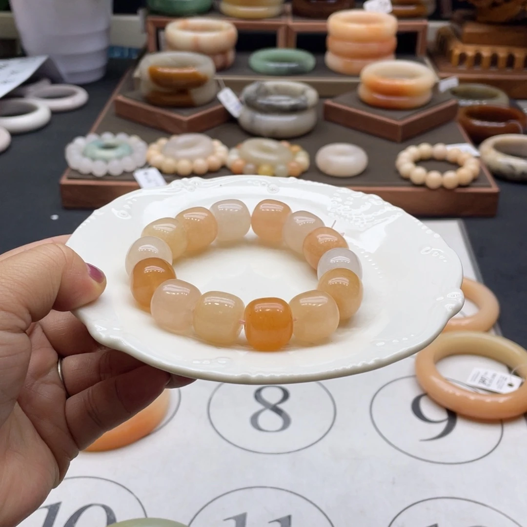 ****石英岩玉未镶嵌手镯