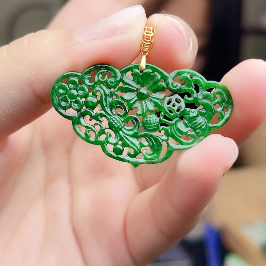 颈饰18K金镶嵌翡翠多样性