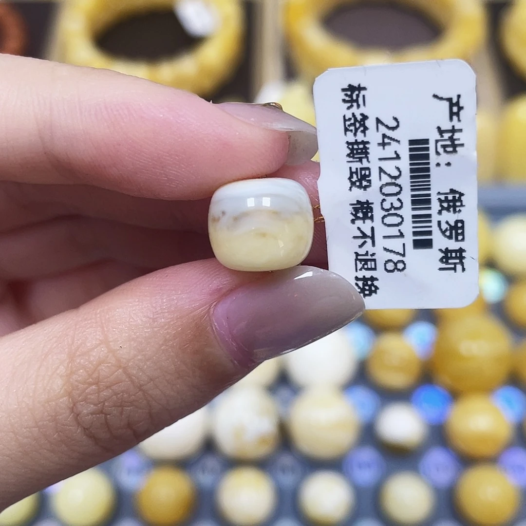 琥珀未镶嵌裸石10.6*9.1mm荧光老型