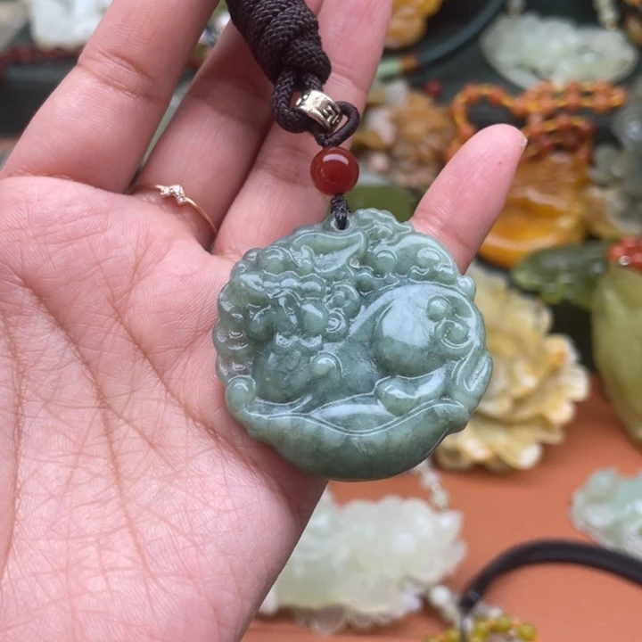 蛇纹石玉吊坠合金