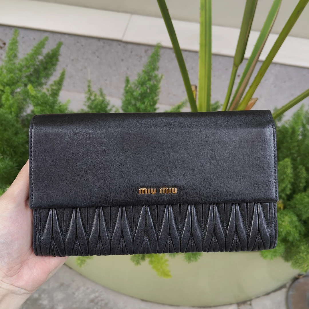 95新 MIU MIU/缪缪 miumiu黑金褶皱手拿包ym