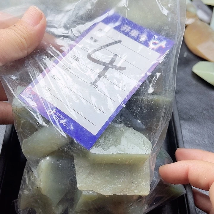 和田玉未镶嵌珠宝奇石天**空