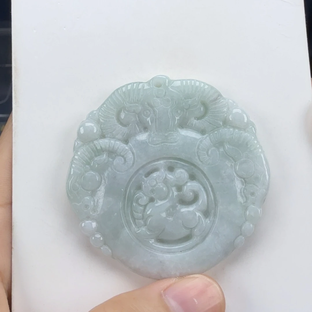 翡翠挂件未镶嵌翡翠