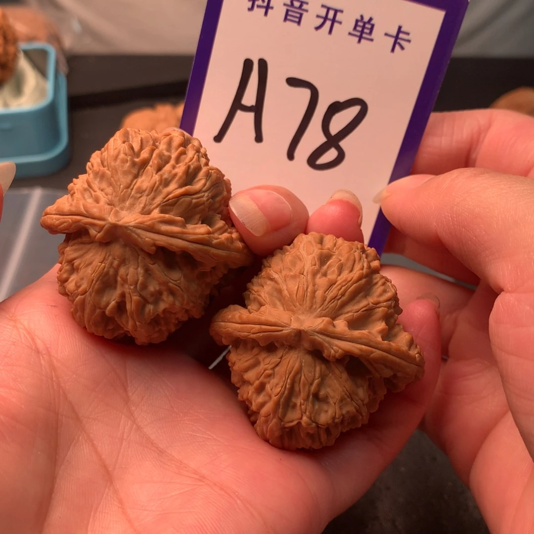 给***哥文玩核桃吊坠白狮子