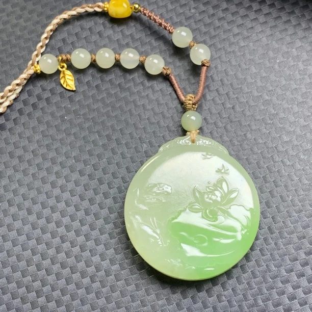 和田玉翠青荷花鱼圆牌吊坠