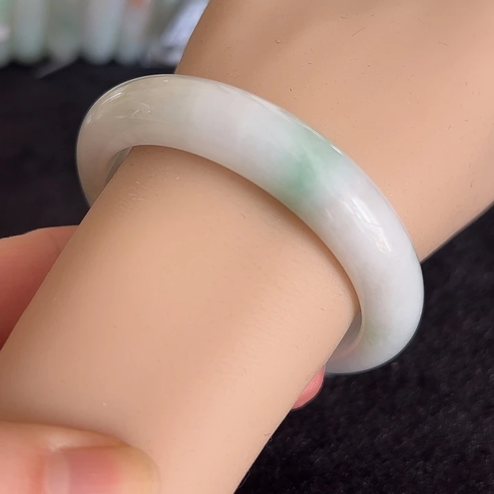 翡翠未镶嵌手镯编号89906圈口56