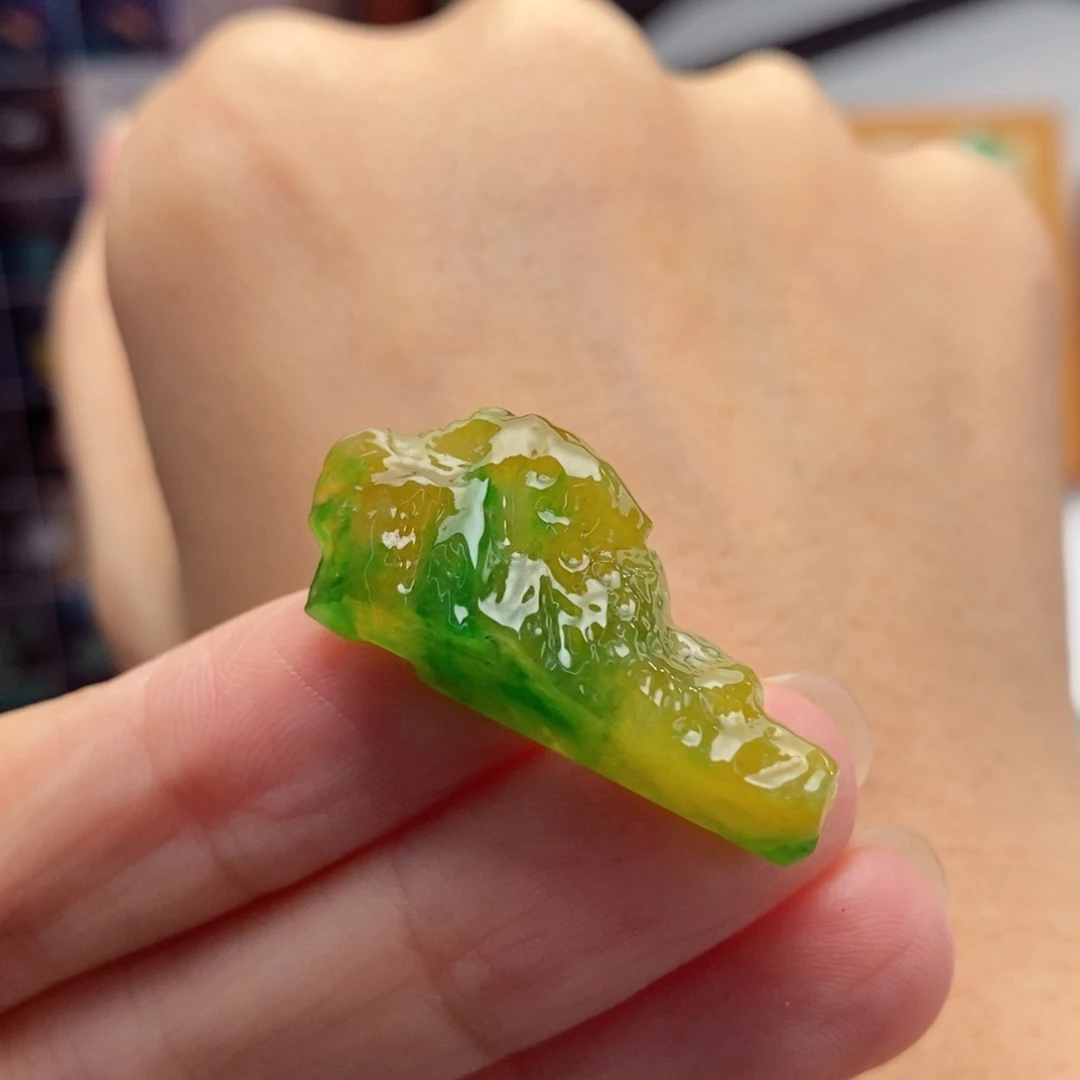 定制翡翠未镶嵌冰种黄加绿  随形