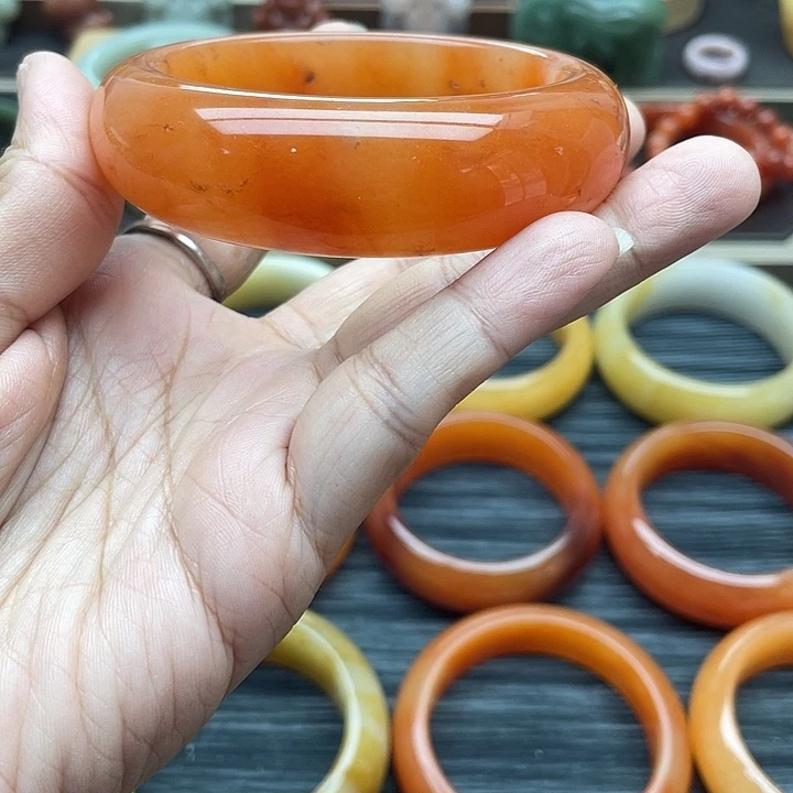 未镶嵌手镯石英岩玉