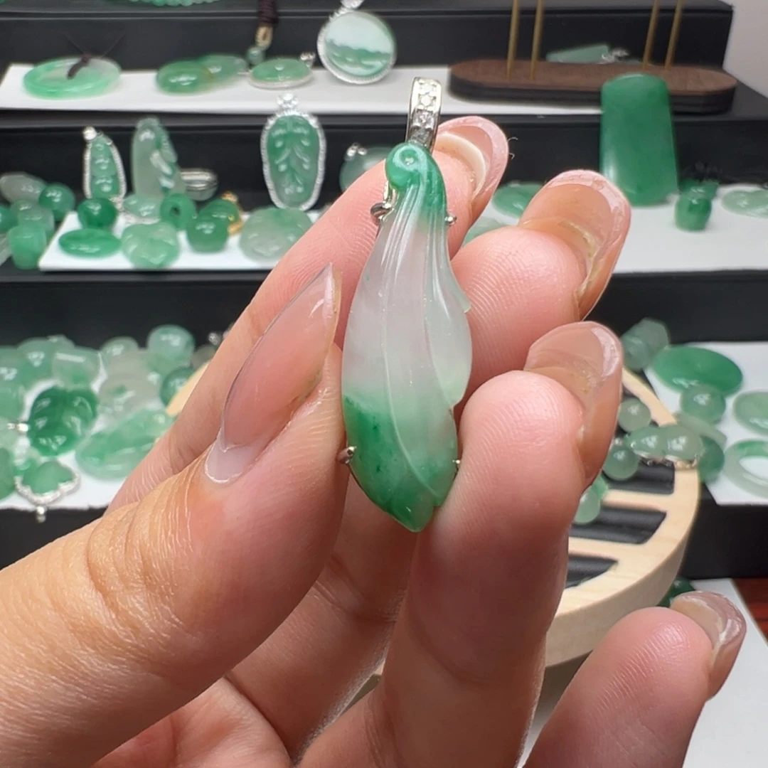 石英质玉（非洲翠）未镶嵌颈饰