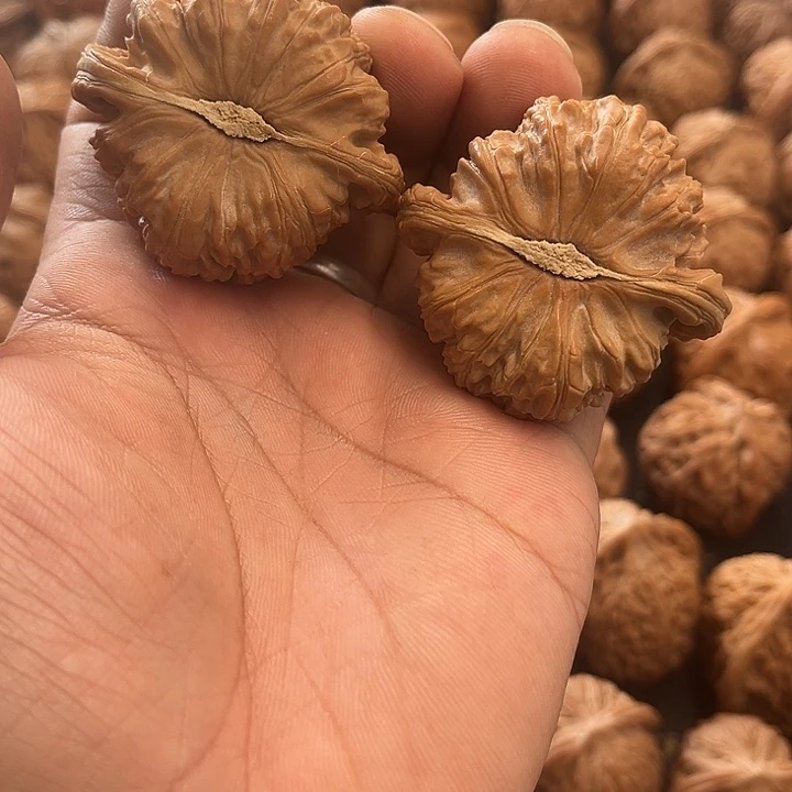 文玩核桃吊坠白狮子