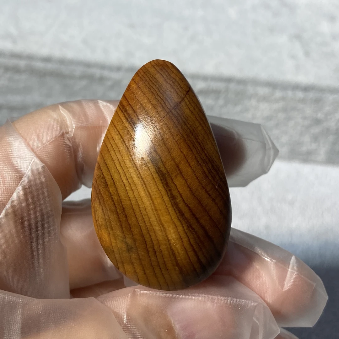 太行悬崖侧柏,黑油雷击料小吊坠,浓郁的炭烧奶咖香,侧面荧光超闪