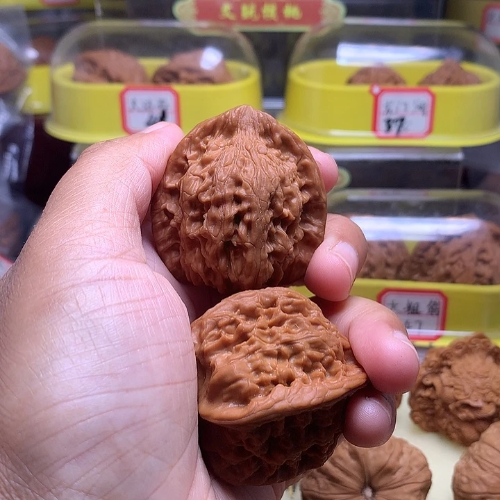 文玩核桃吊坠红狮子