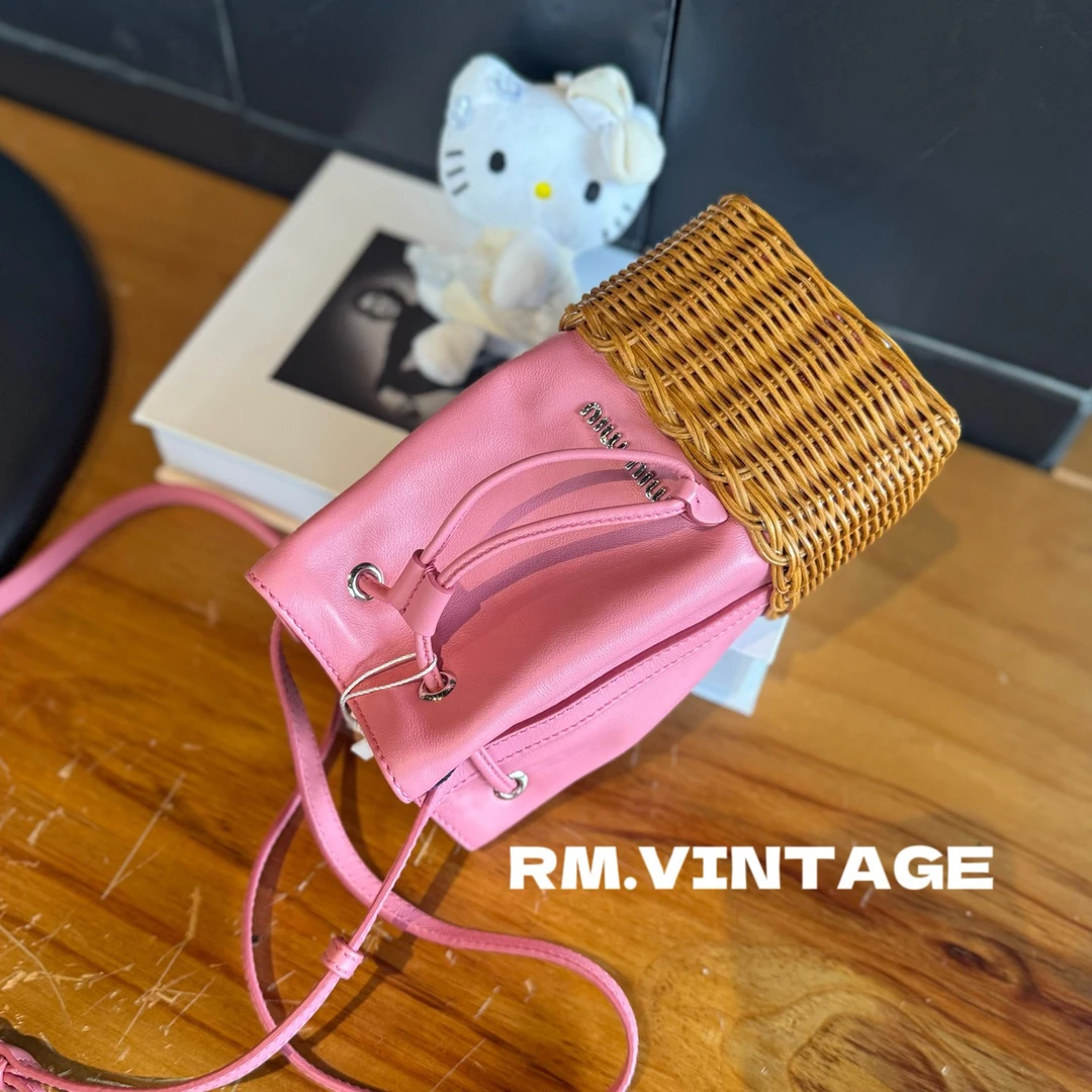 95新 MIU MIU/缪缪 入目 粉色竹编斜挎包（尘袋）98098