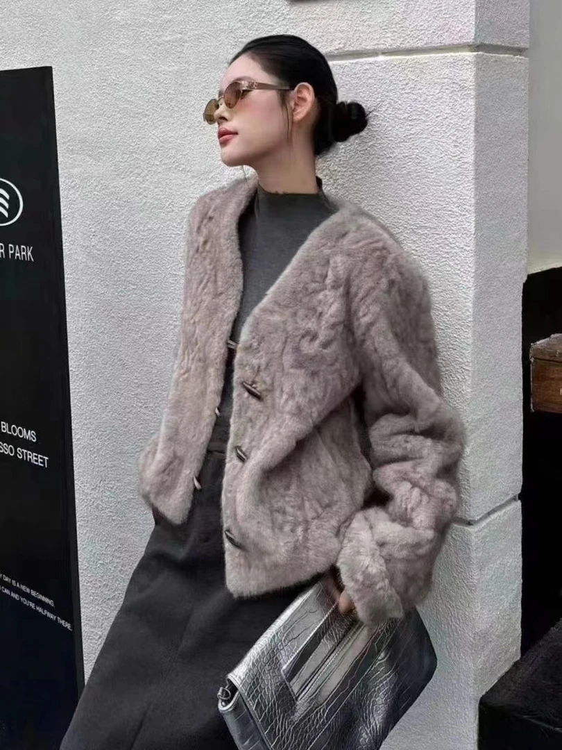 冬季V领牛角扣宽松型短款短外套潮流毛绒秋冬女款