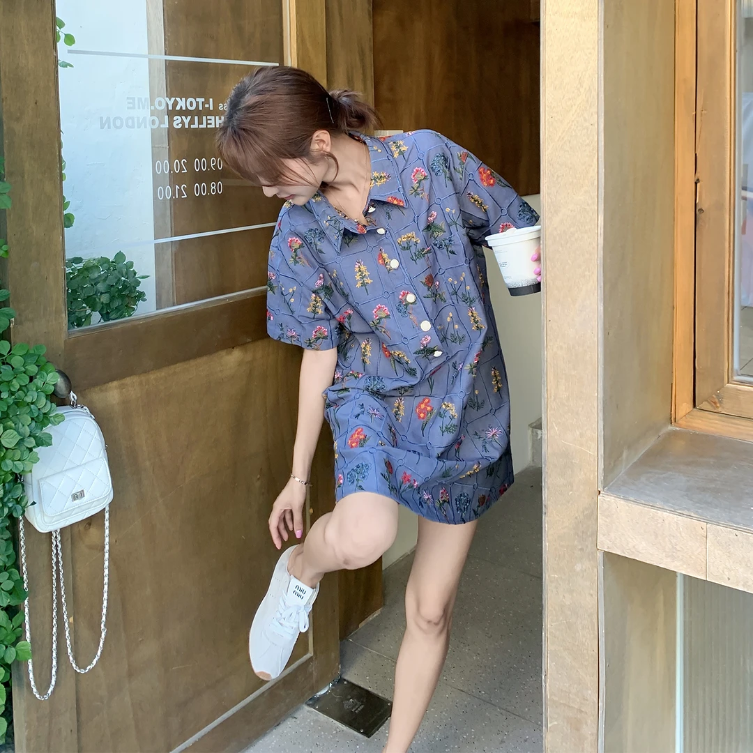 夏季ootd减龄穿搭连衣裙女2025新设计感甜美减龄重工刺绣翻领短裙