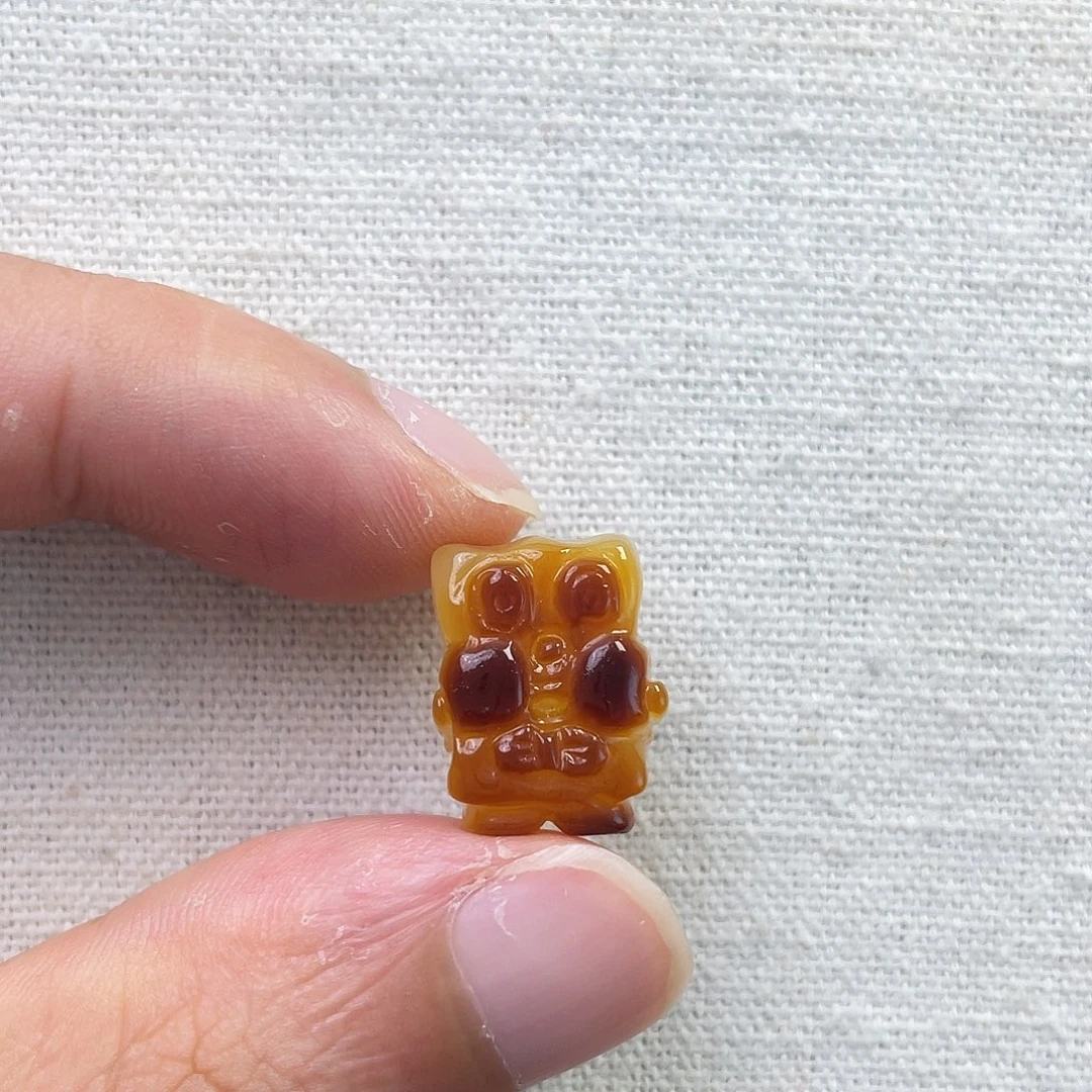 琥珀未镶嵌裸石海绵宝宝（背后有瑕