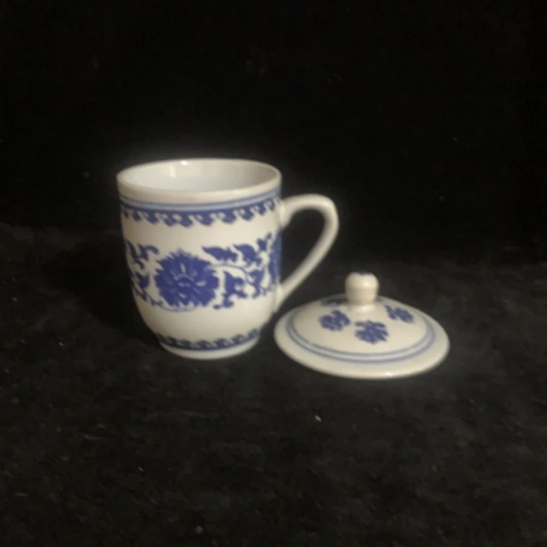 景德镇市东风瓷厂生产的茶杯