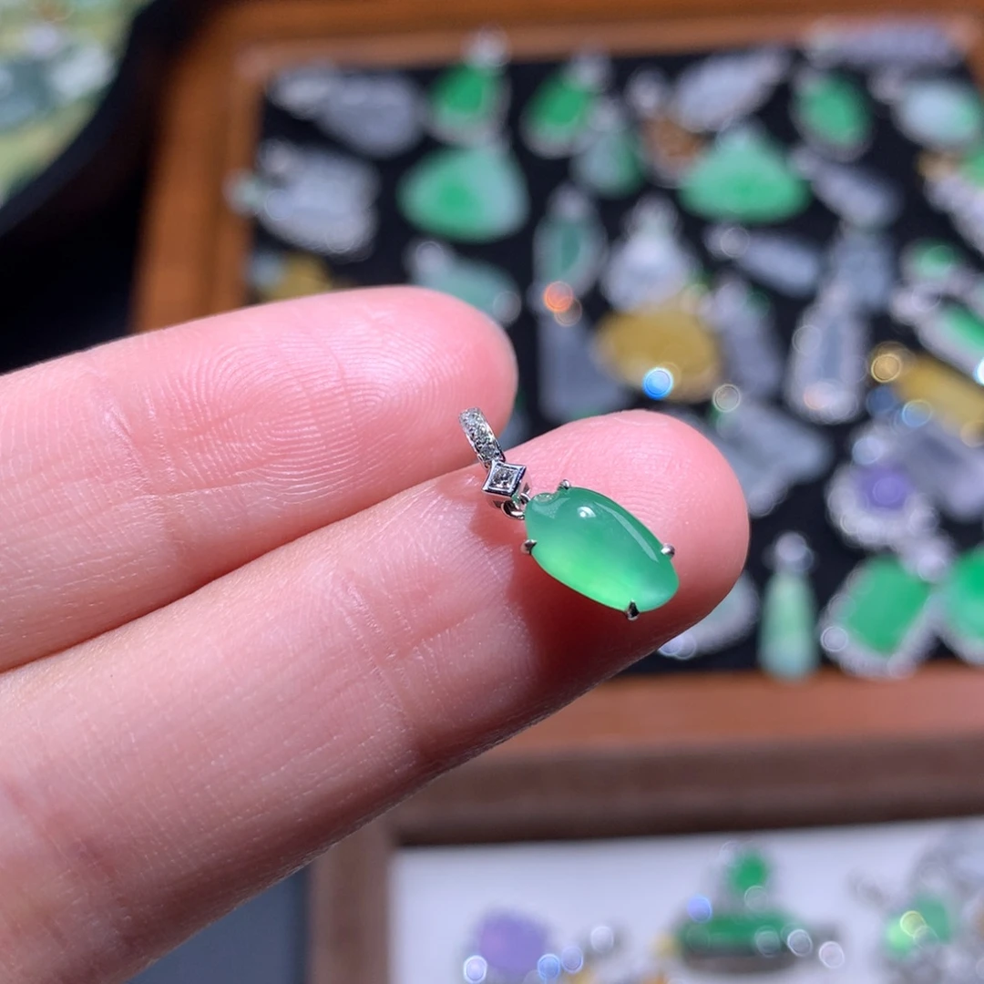 翡翠18K金镶嵌颈饰木纳水润甜瓜滴流