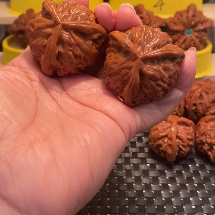 吊坠桃核宫灯正奔……