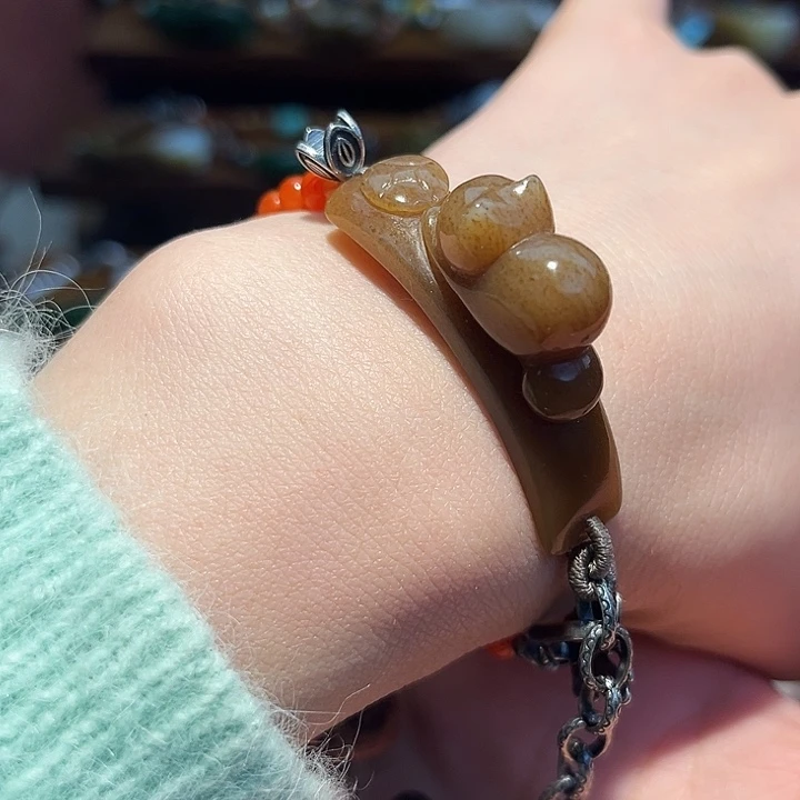 绿***情和田玉未镶嵌手链