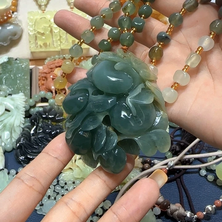 未镶嵌蛇纹石玉吊坠