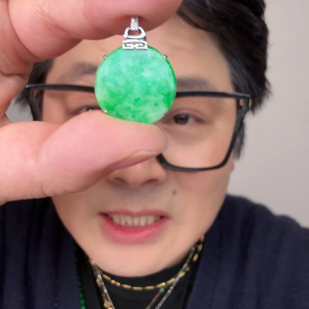 翡翠18K金镶嵌颈饰一件