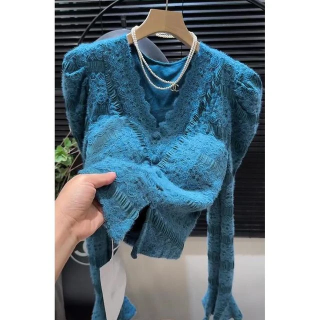 冬季新款时尚百搭法式钩花V领加绒蕾丝打底衫女喇叭袖上衣潮推荐