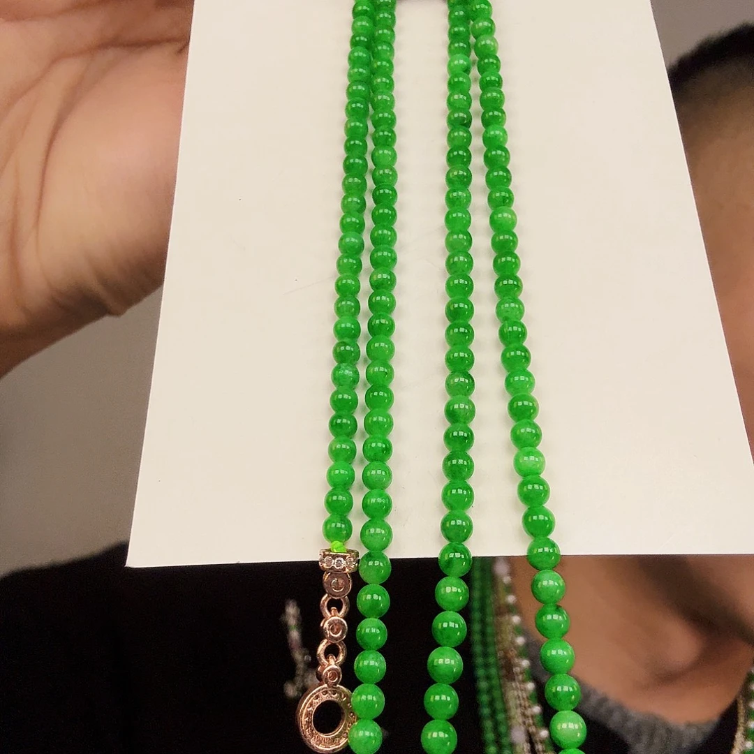 翡翠未镶嵌颈饰一件