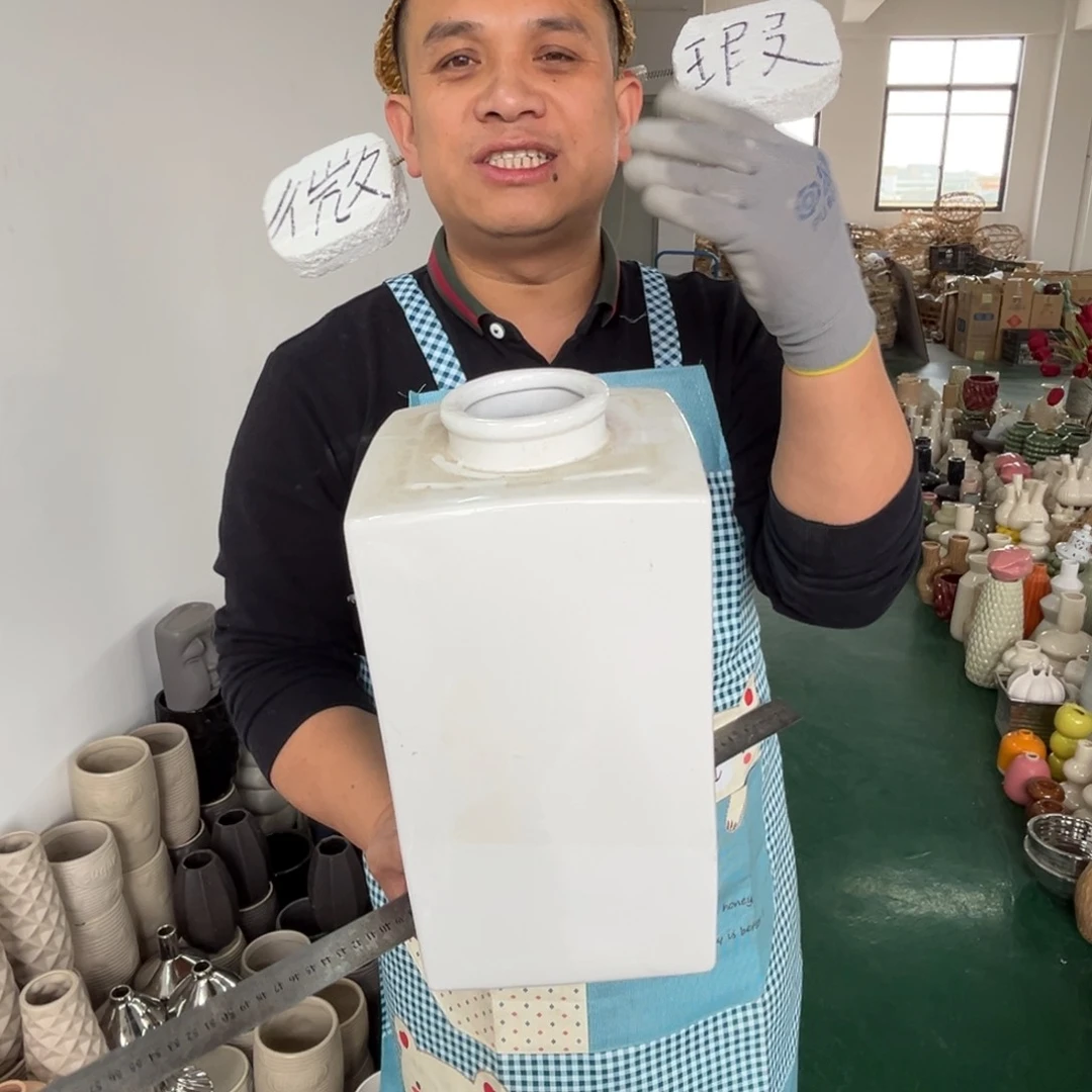 摆件56 号高中低温陶瓷瓶（部分微瑕）