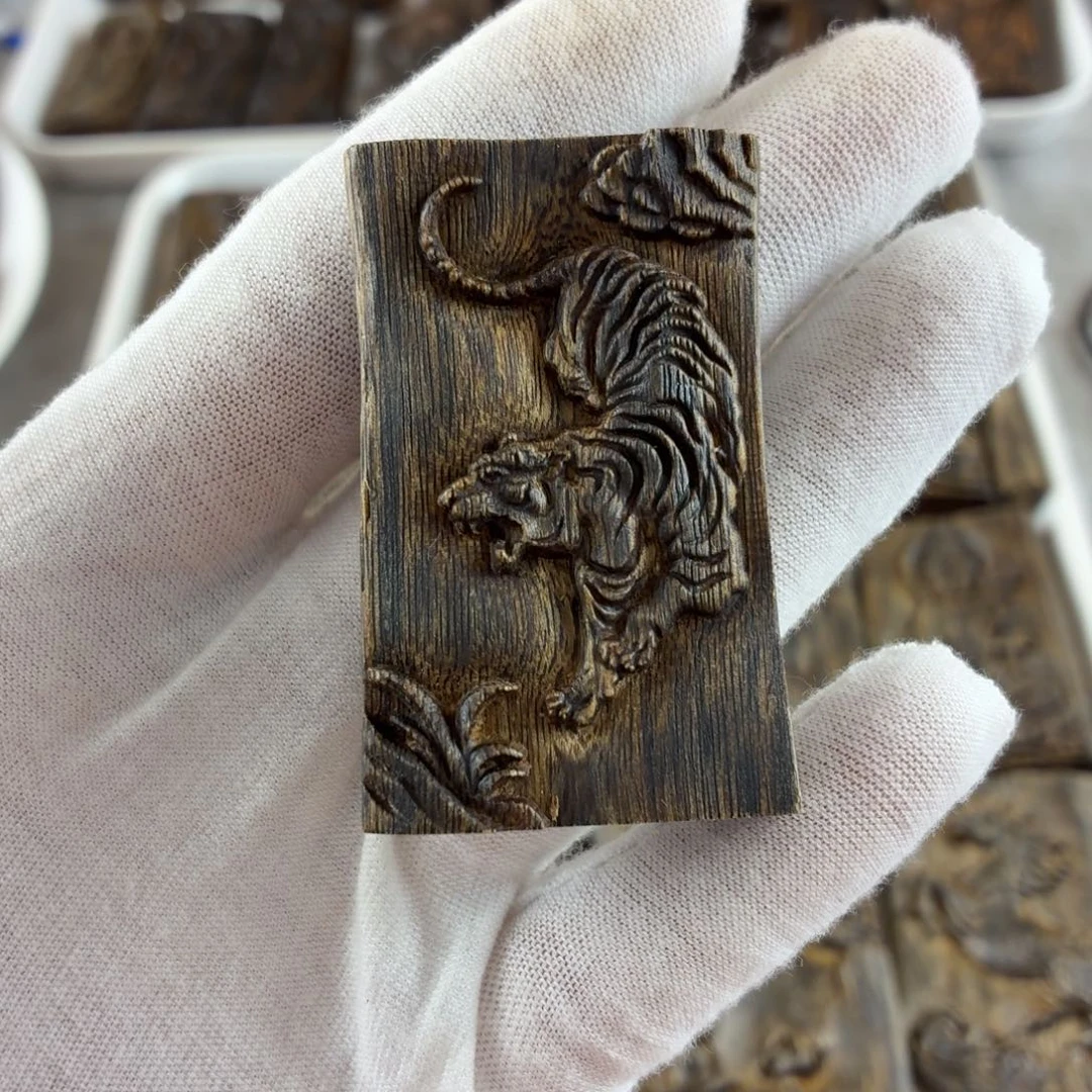 沉香碎屑沉香下山虎雕刻牌福利价