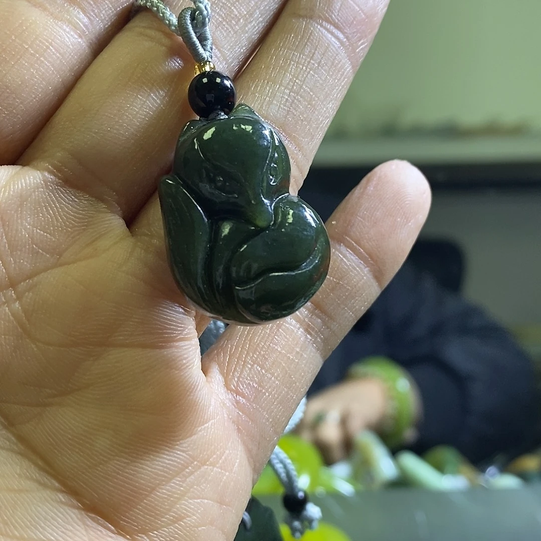 和田玉未镶嵌颈饰一个