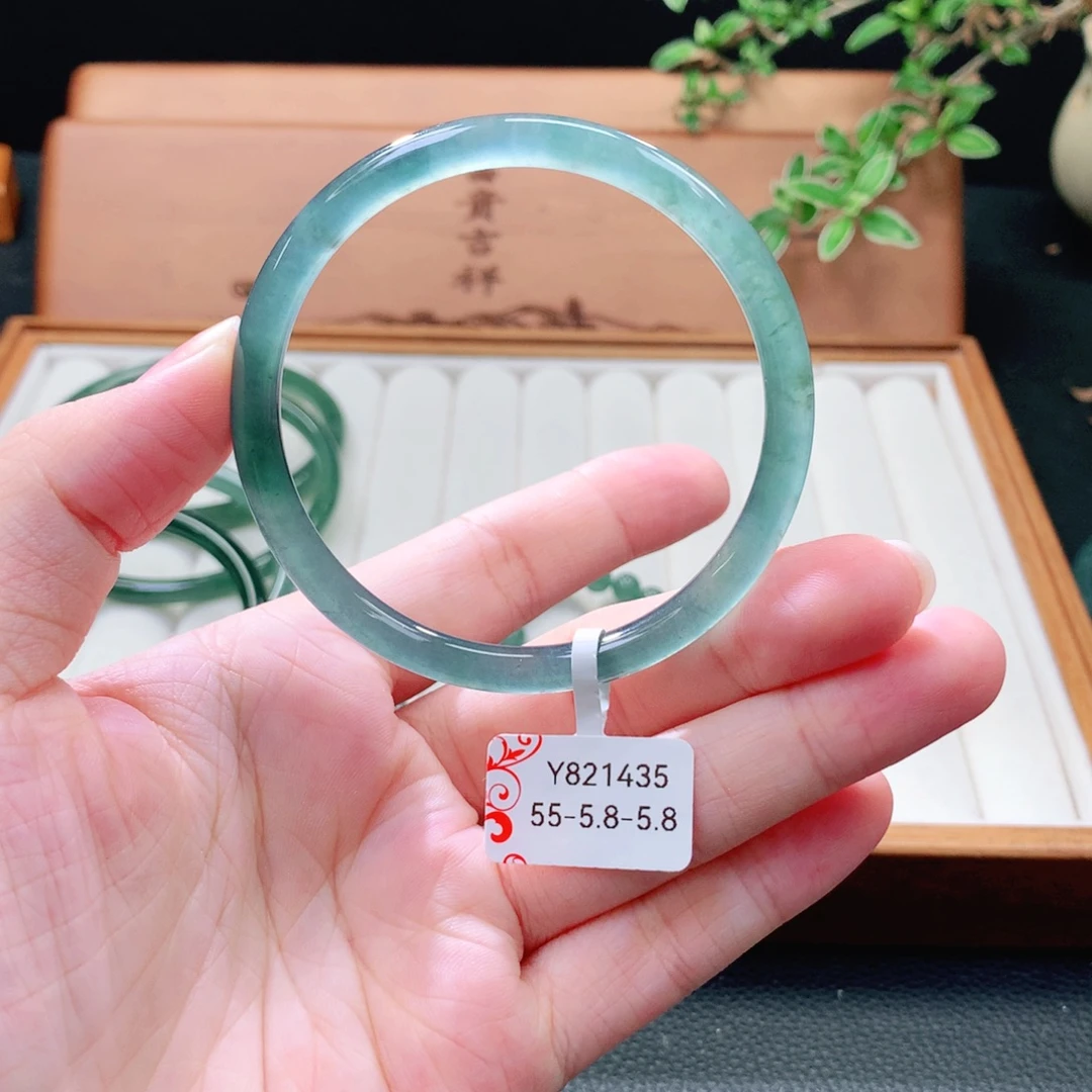 翡翠未镶嵌手镯（圆镯）