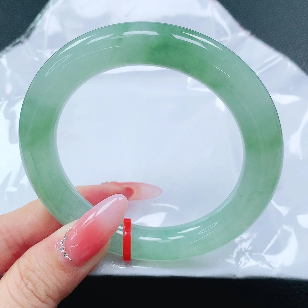 翡翠手镯未镶嵌55圈