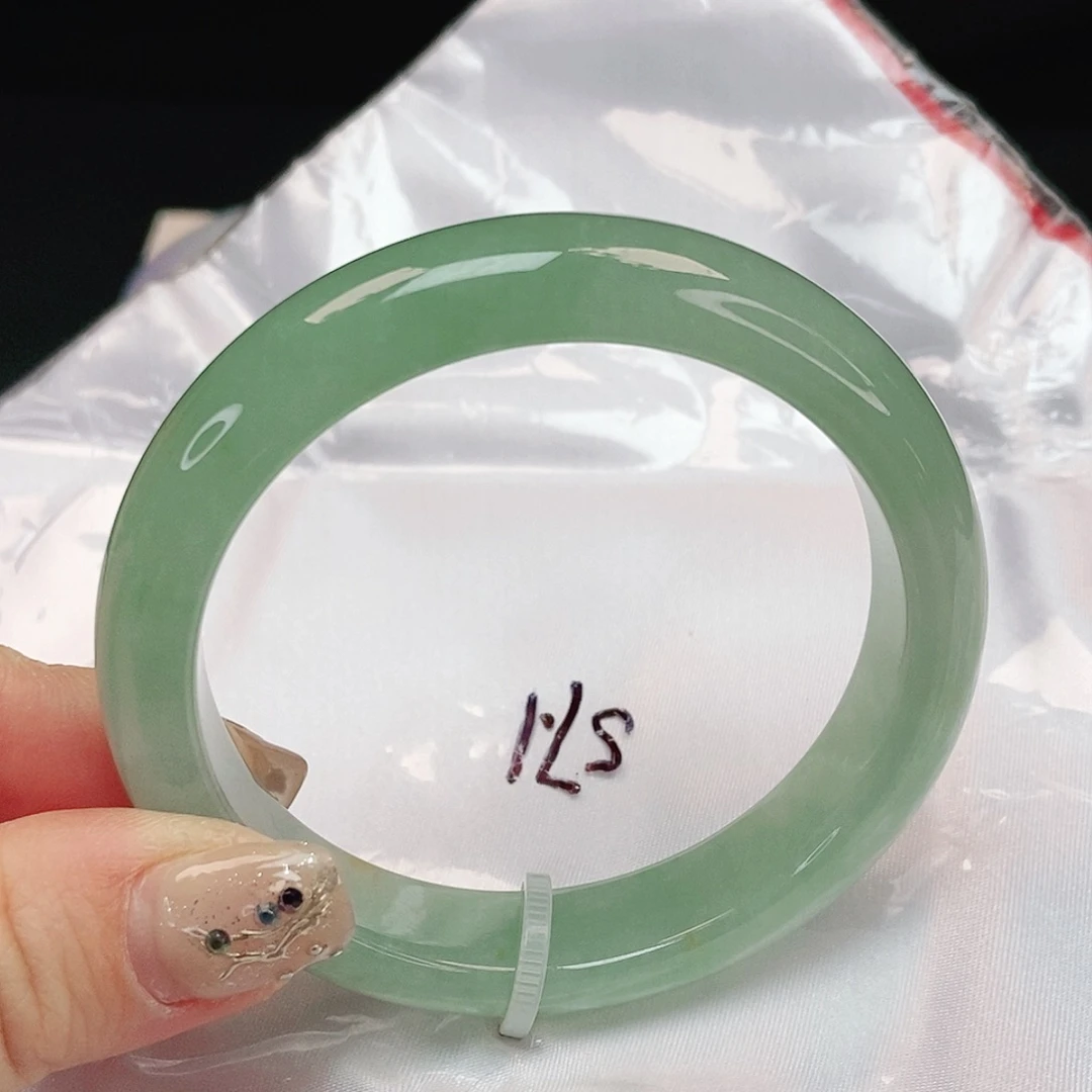 翡翠手镯未镶嵌正圈