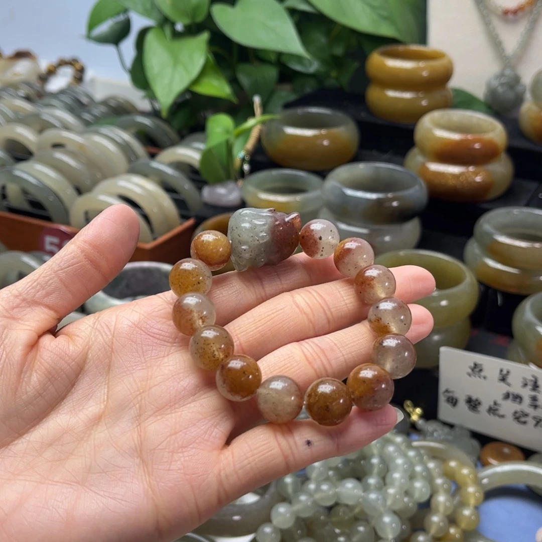 恋***…石英质玉未镶嵌手镯