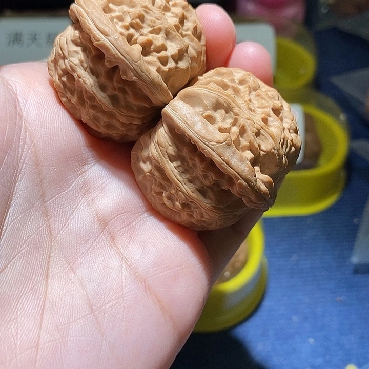 文玩核桃吊坠白狮子