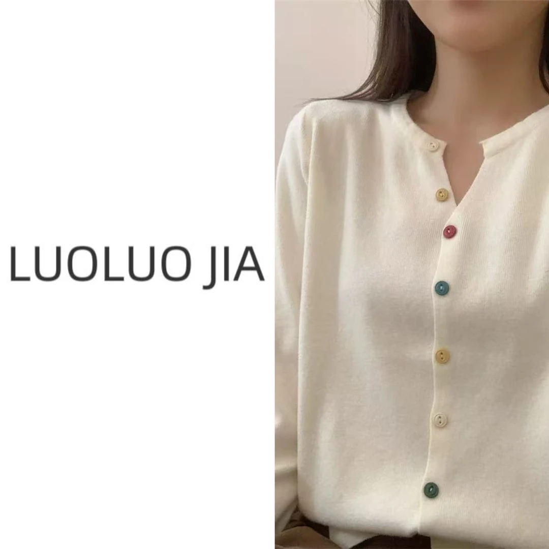 【罗罗严选】6166款春季新款彩扣V领毛衣