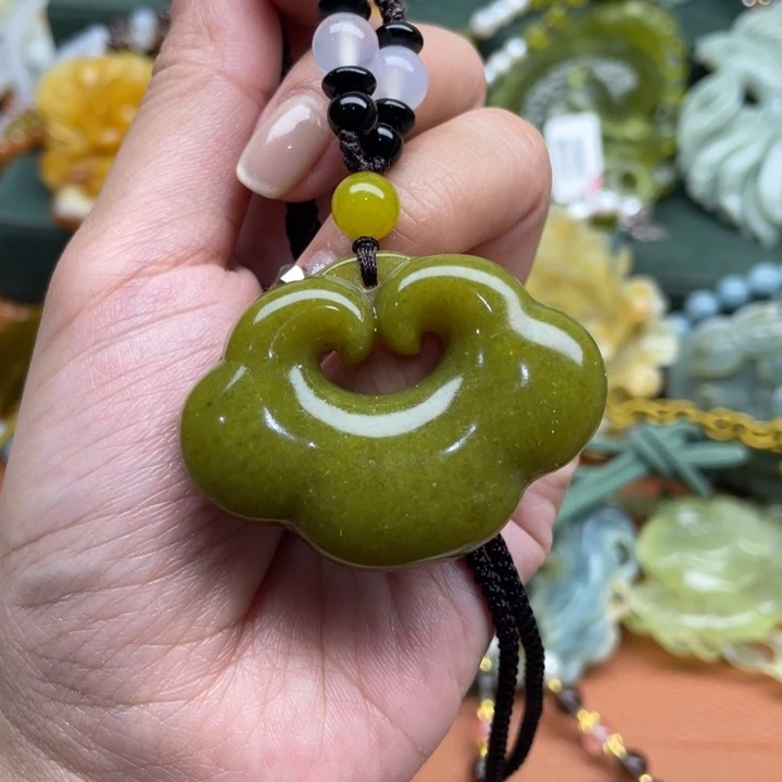 蛇纹石玉吊坠合金