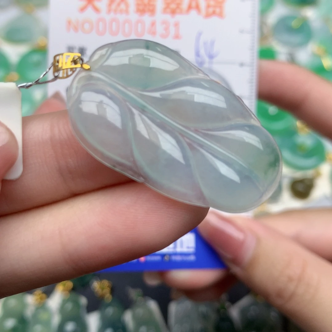 翡翠18K金镶嵌颈饰叶子