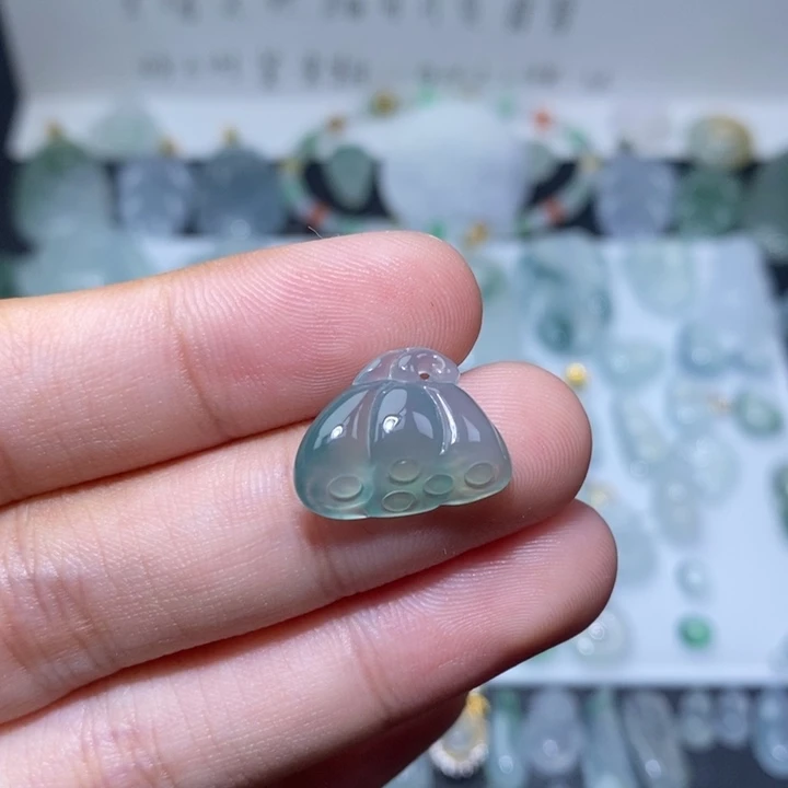 翡翠未镶嵌颈饰莲蓬