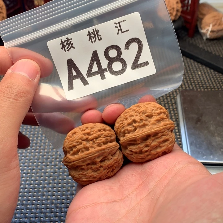 文玩核桃吊坠滚石