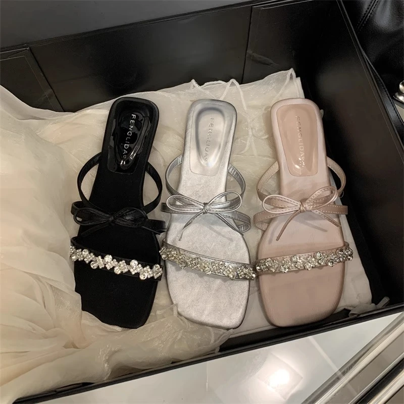 2025新款夏季外穿法式水钻蝴蝶结平底凉拖鞋女配裙子一字带凉拖鞋