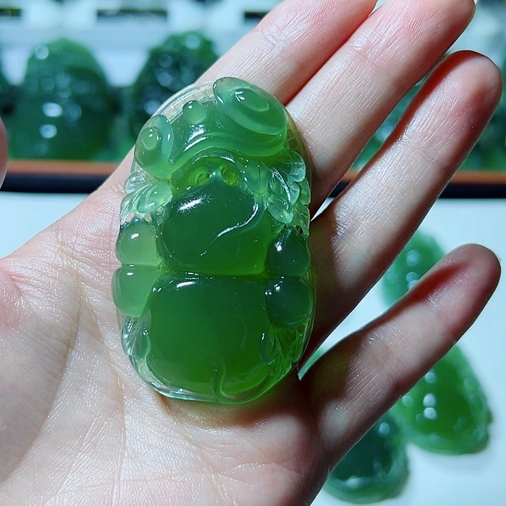 童***漾未镶嵌蛇纹石玉颈饰