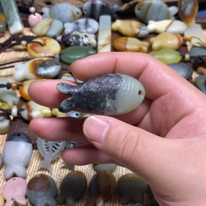 蛇纹石玉未镶嵌颈饰