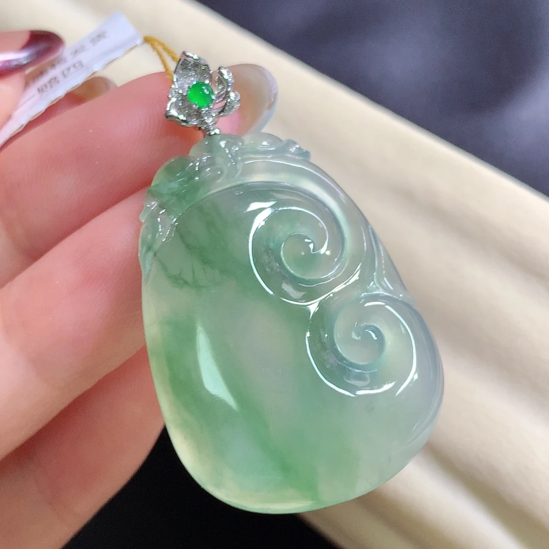 翡翠18K金镶嵌颈饰如意