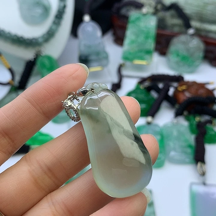 翡翠未镶嵌吊坠(赠链)